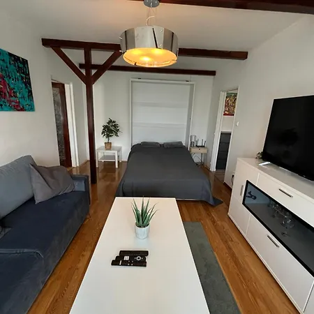 V Sirsom Centre Martina Sever Apartamento Martin