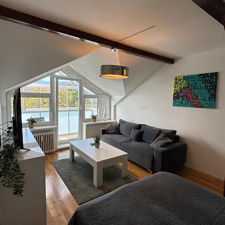 V Sirsom Centre Martina Sever *